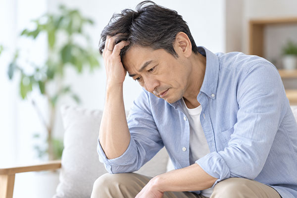 悩んでいる男性