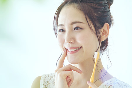 歯磨きをする女性