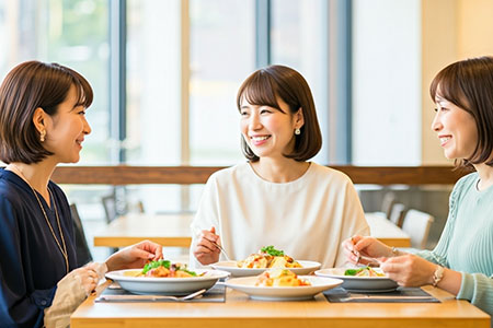 食事を楽しむ女性